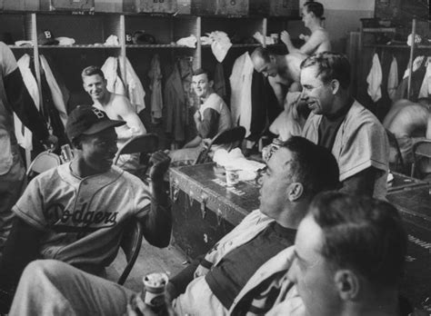 Photos of Pro Baseball Players in Locker Rooms in the 40s, 50s。